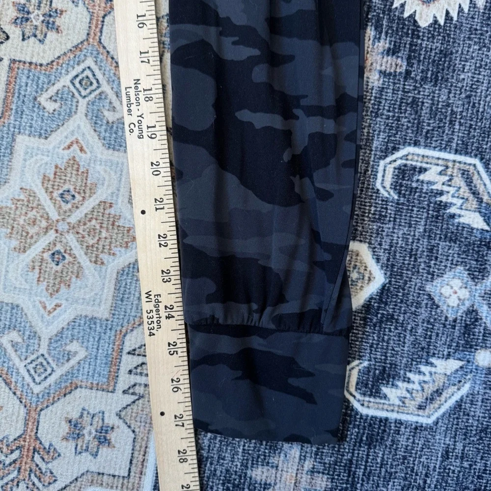 Athleta Salutation Camo Joggers Black & Gray Women’s Size XS - Picture 14 of 14